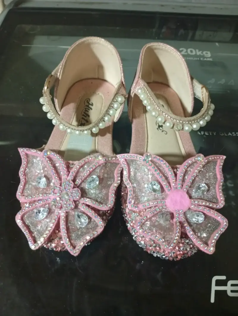 Zapatos de niña con mariposas y perlas - 1