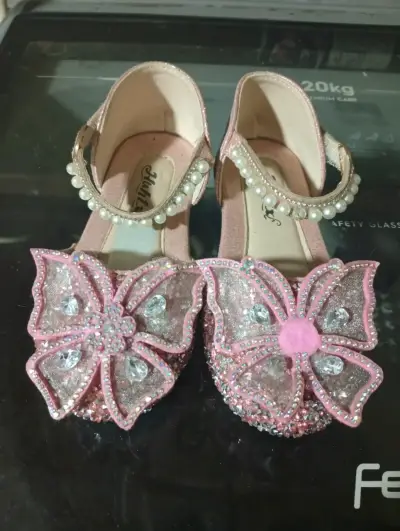 Zapatos de niña con mariposas y perlas - miniatura 1