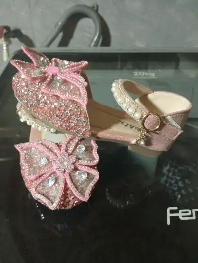Zapatos de niña con mariposas y perlas - miniatura 2