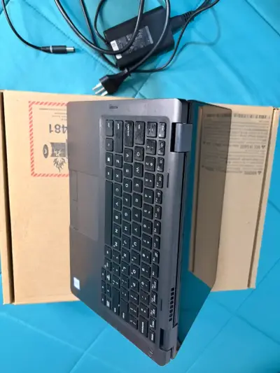 Laptop Dell 5300 2 en 1 con cargador y caja - miniatura 1