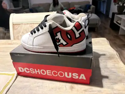 Zapatillas DC Shoes blancas con logo rojo - miniatura 1
