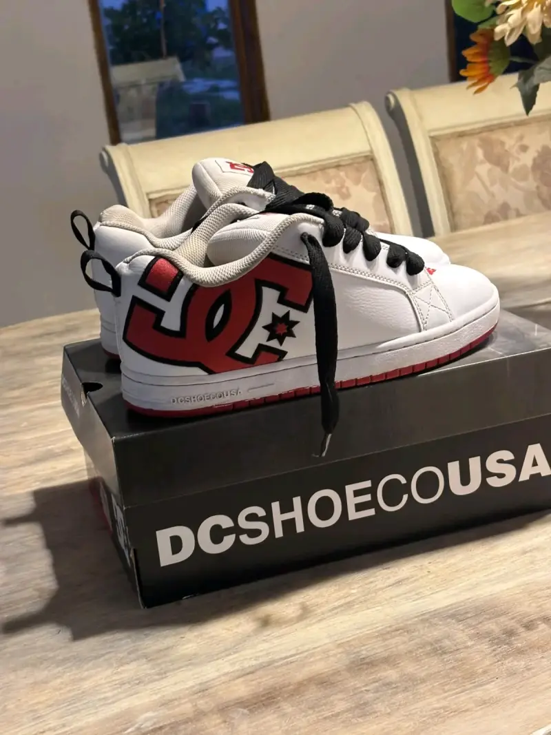 Zapatillas DC Shoes blancas con logo rojo - 2