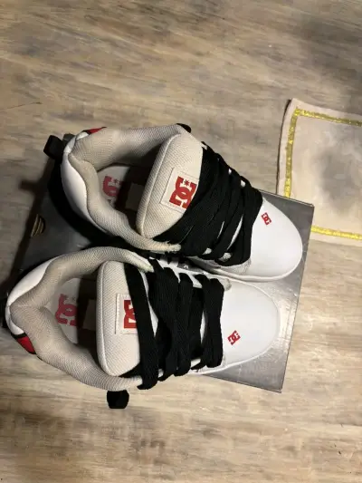 Zapatillas DC Shoes blancas con logo rojo - miniatura 3