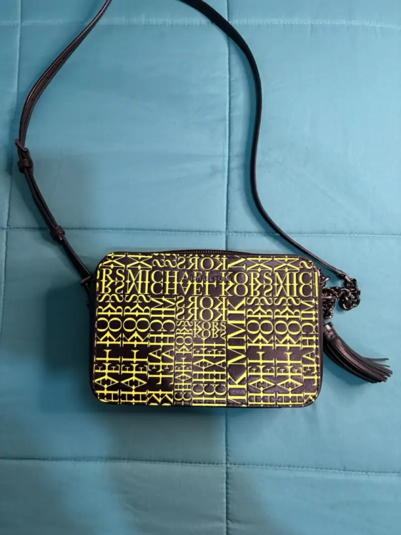 Cartera cruzada Michael Kors estampada