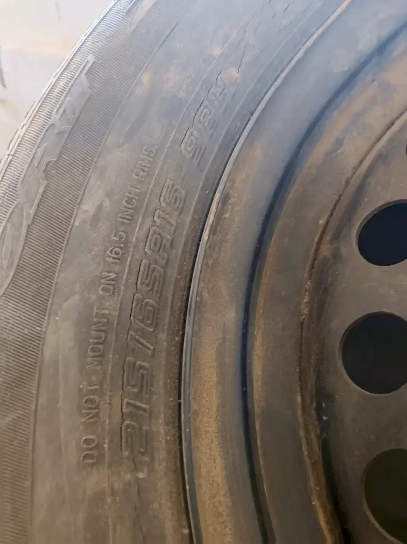 Llanta y neumático Dunlop 215/65R16 usados - 3