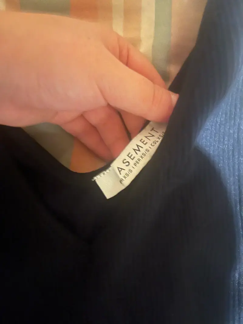 Polera sin mangas negra para mujer - 2