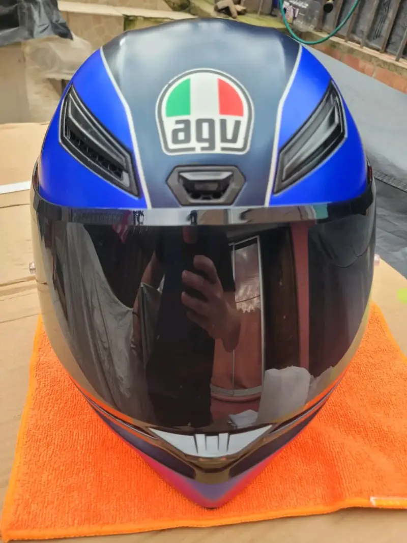 Casco de moto AGV azul con diseño aerodinámico - 1