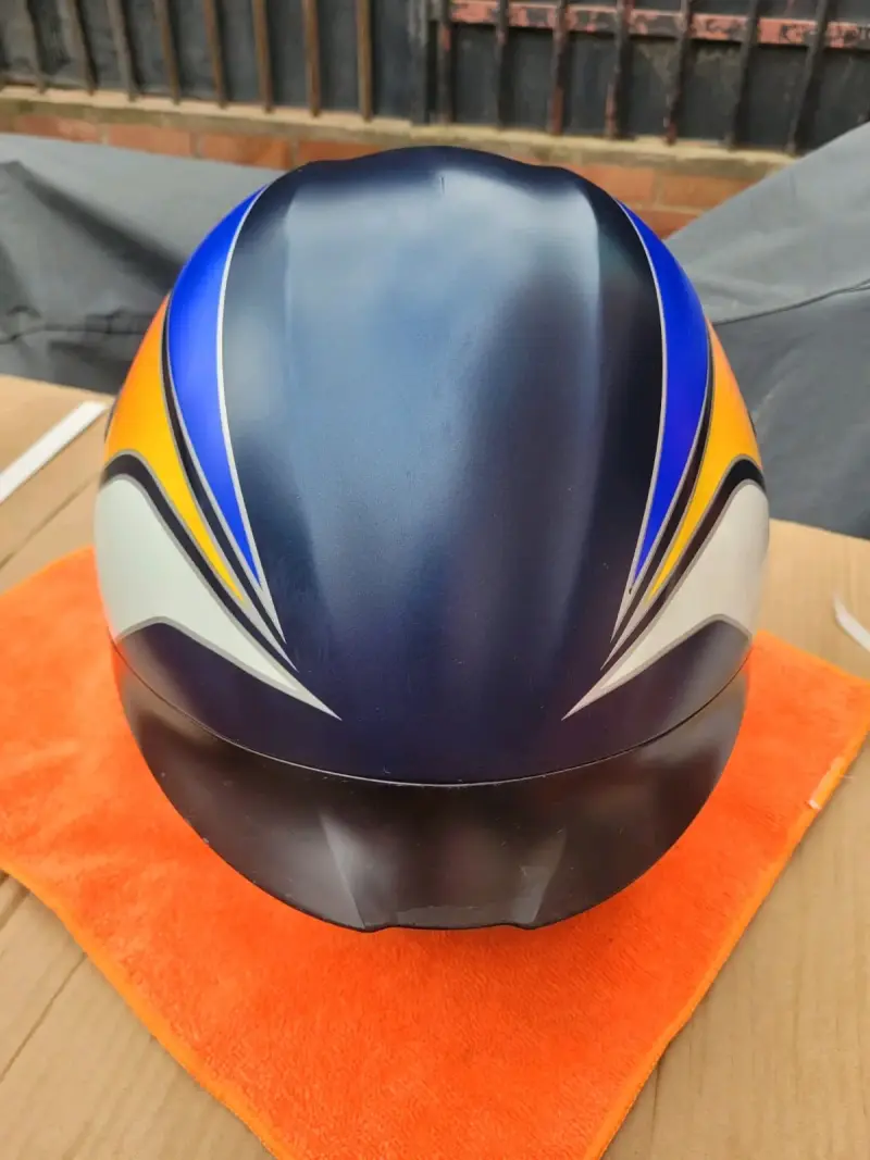 Casco de moto AGV azul con diseño aerodinámico - 2