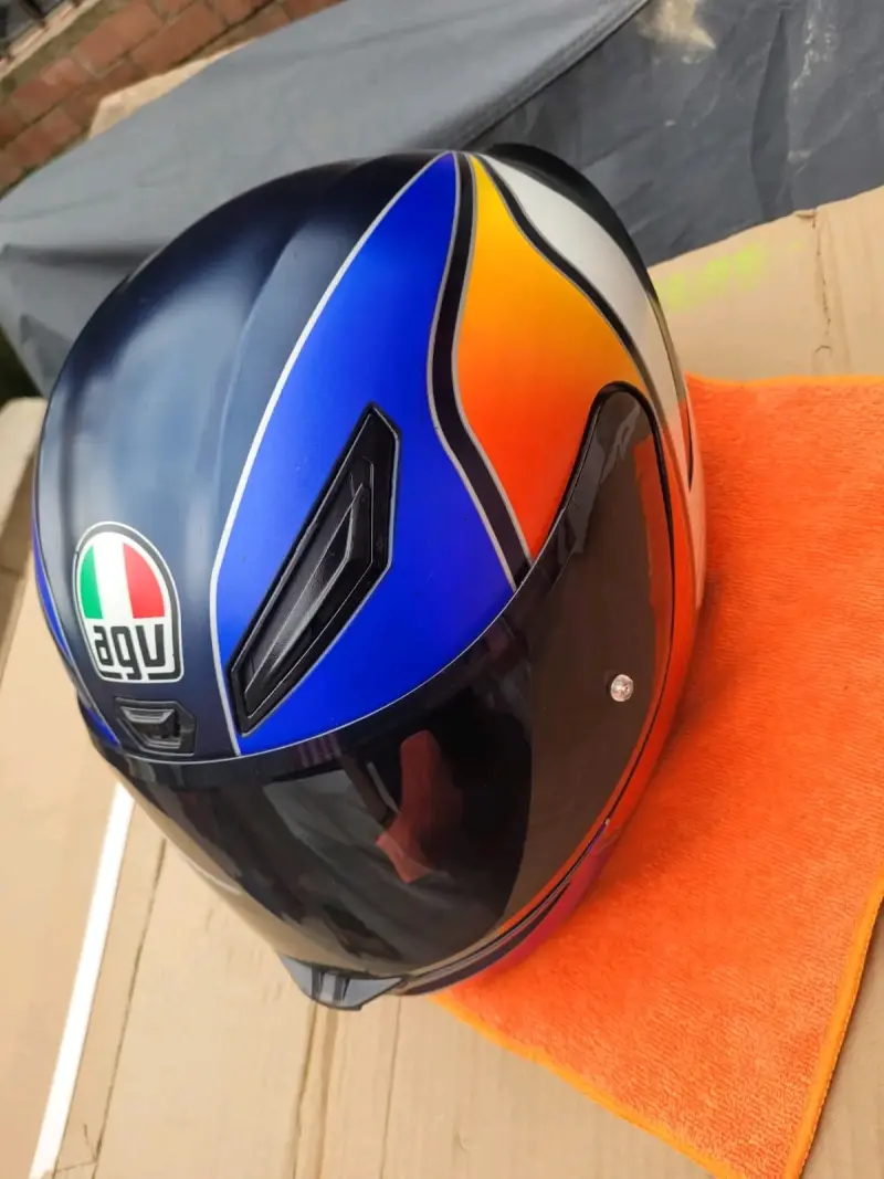 Casco de moto AGV azul con diseño aerodinámico - 3