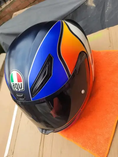 Casco de moto AGV azul con diseño aerodinámico - miniatura 3