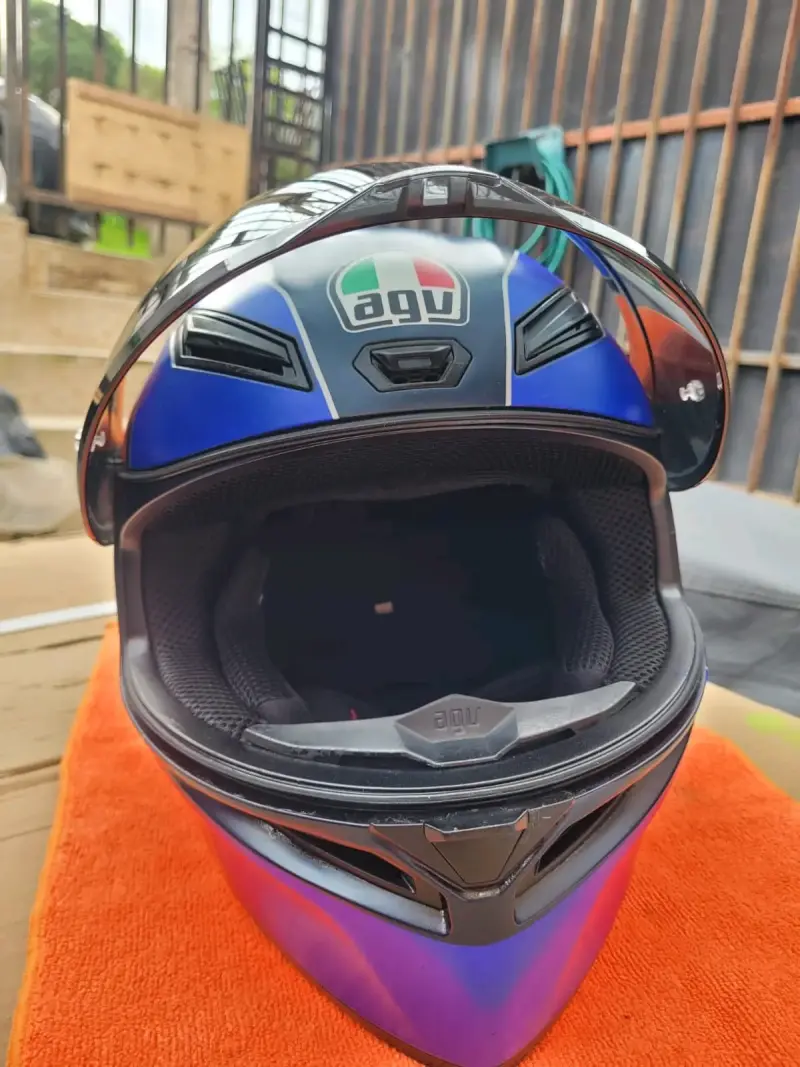 Casco de moto AGV azul con diseño aerodinámico - 4