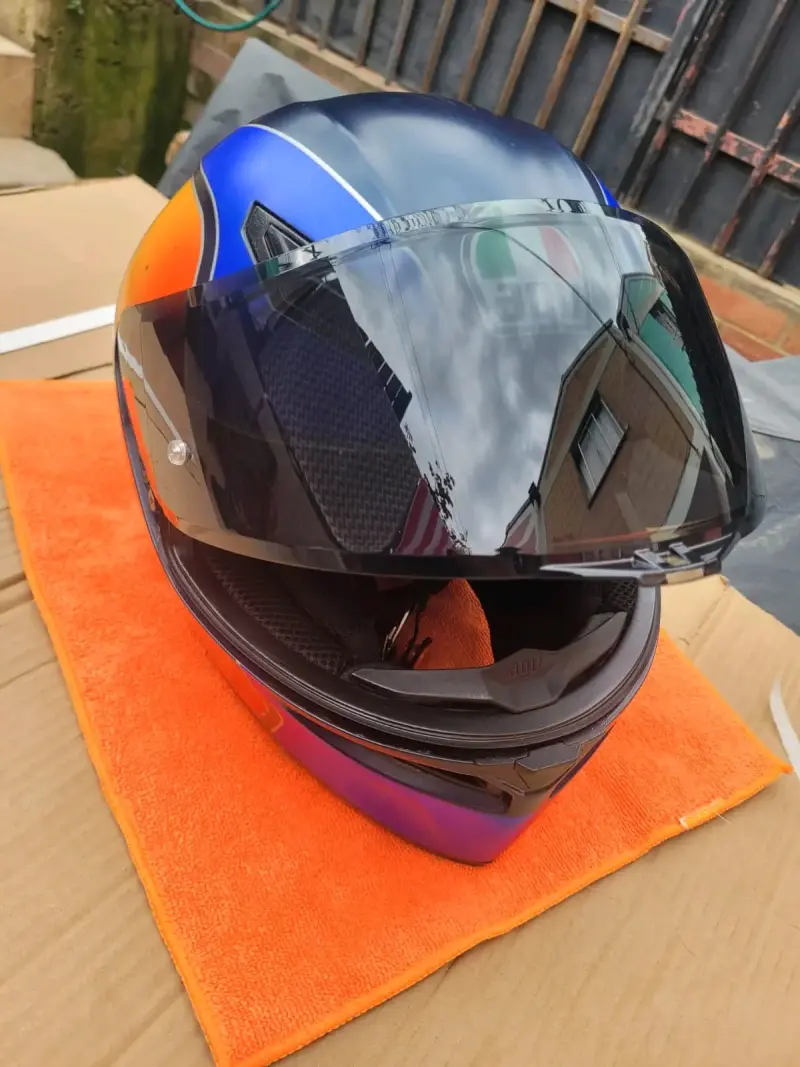 Casco de moto AGV azul con diseño aerodinámico - 5