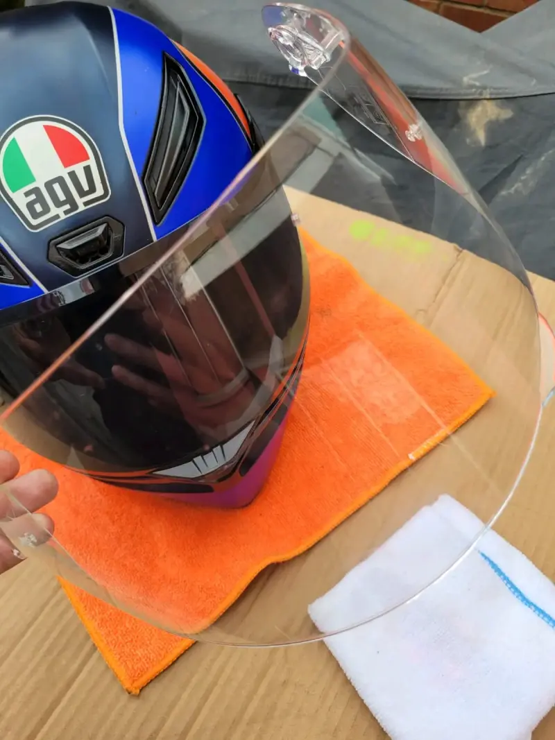 Casco de moto AGV azul con diseño aerodinámico - 6