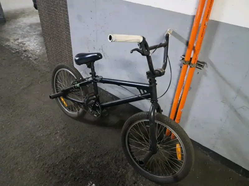 Bicicleta BMX negra - 1