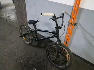 Bicicleta BMX negra - miniatura 1