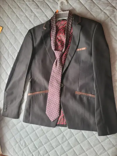 Traje formal para hombre con corbata y funda - miniatura 1