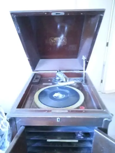 Gramófono Victor Victrola antiguo de madera - miniatura 3