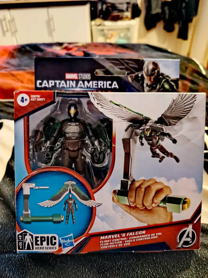 Figura de acción Falcon de Marvel con control de vuelo - 1