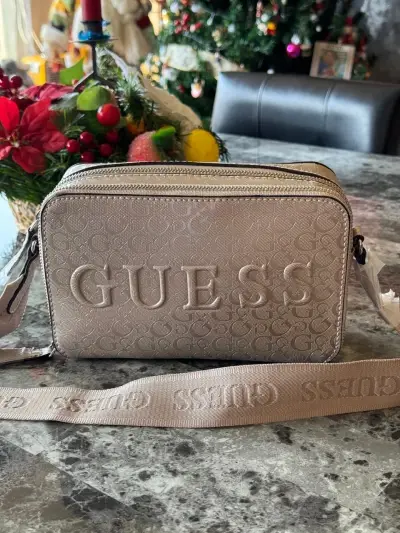 Cartera cruzada Guess beige con logo - miniatura 1