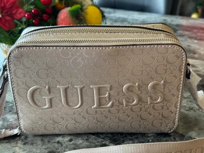 Cartera cruzada Guess beige con logo - 2