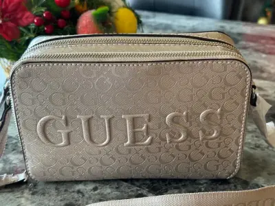 Cartera cruzada Guess beige con logo - miniatura 2