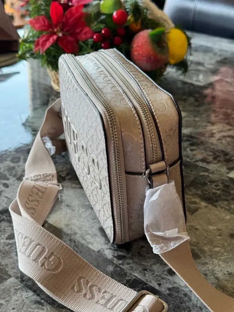 Cartera cruzada Guess beige con logo - 3