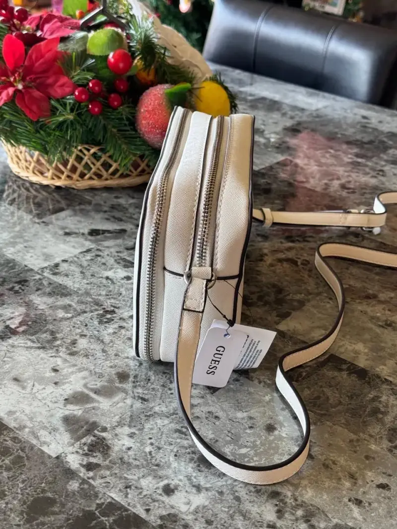 Cartera cruzada Guess beige con logo - 4