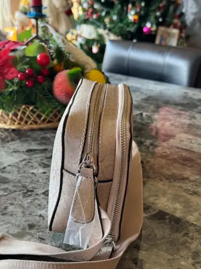 Cartera cruzada Guess beige con logo - miniatura 6