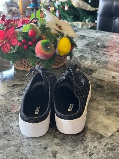 Zapatillas negras Michael Kors con diseño monograma - miniatura 1