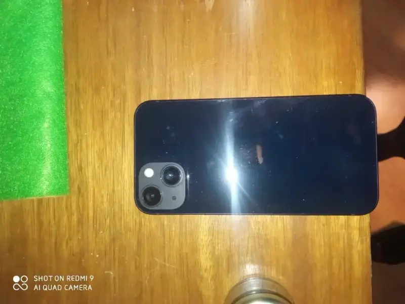 iPhone 13 en buen estado con caja original - 1