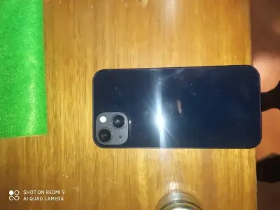 iPhone 13 en buen estado con caja original - miniatura 1