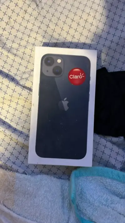 iPhone 13 en buen estado con caja original - miniatura 3