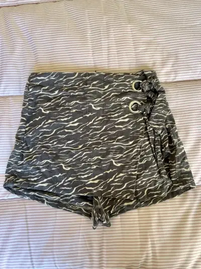 Shorts estampados grises con hebillas para mujer - miniatura 1