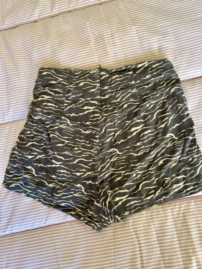 Shorts estampados grises con hebillas para mujer - 2