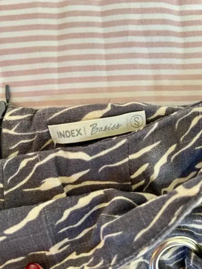 Shorts estampados grises con hebillas para mujer - miniatura 3