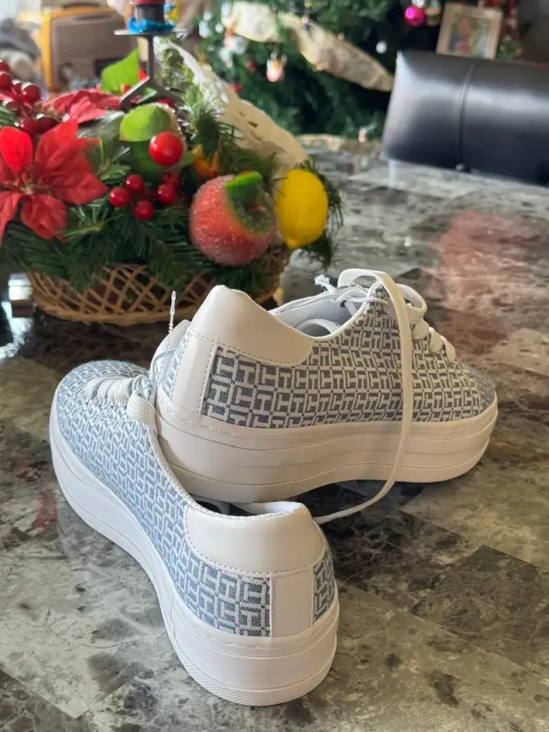 Zapatillas deportivas casuales con diseño geométrico - 3