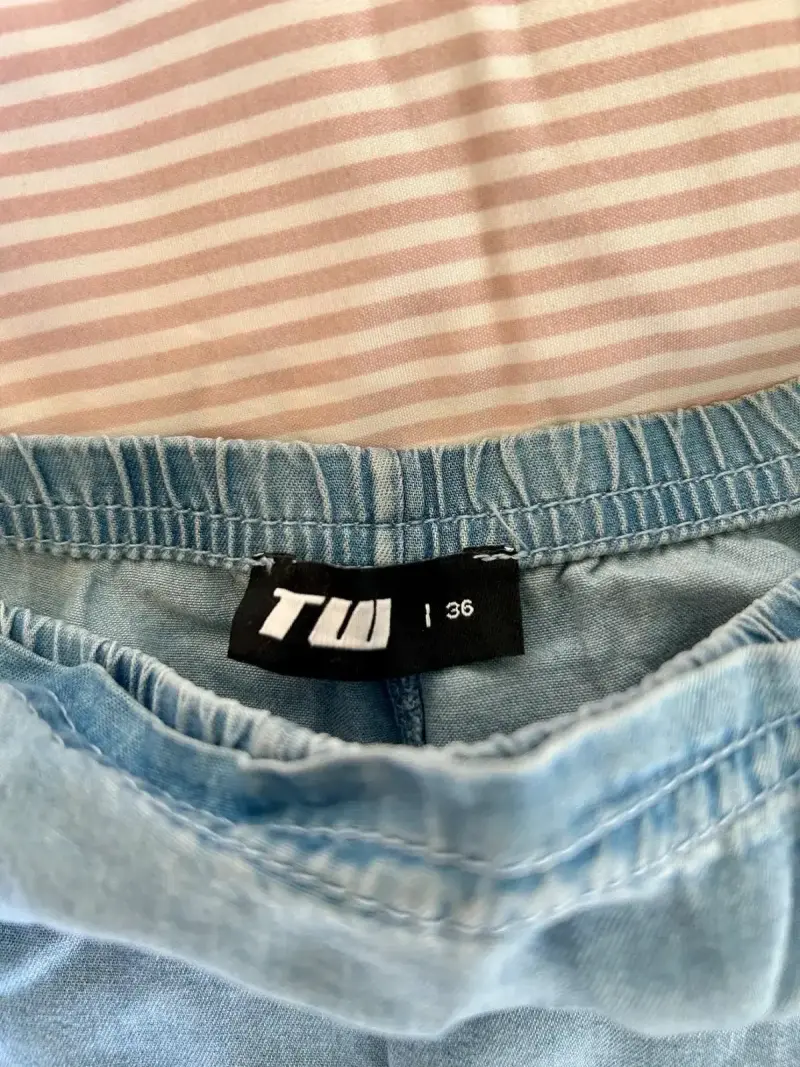 Falda corta de mezclilla azul con lazo - 3