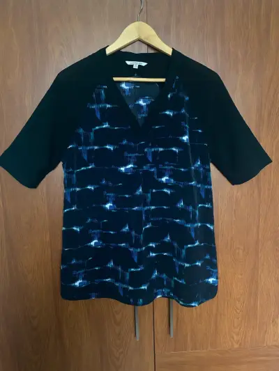 Blusa Calvin Klein estampada azul y negra - miniatura 1