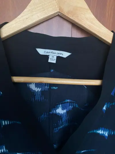 Blusa Calvin Klein estampada azul y negra - miniatura 2