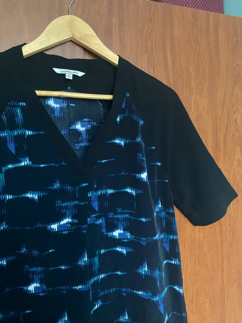 Blusa Calvin Klein estampada azul y negra - 3