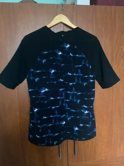 Blusa Calvin Klein estampada azul y negra - miniatura 5