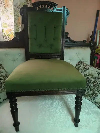 Silla de madera con tapiz verde estilo clásico - miniatura 1