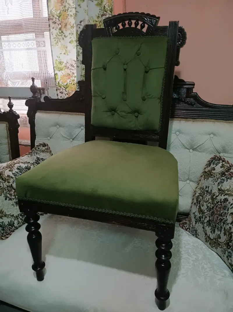 Silla de madera con tapiz verde estilo clásico - 2