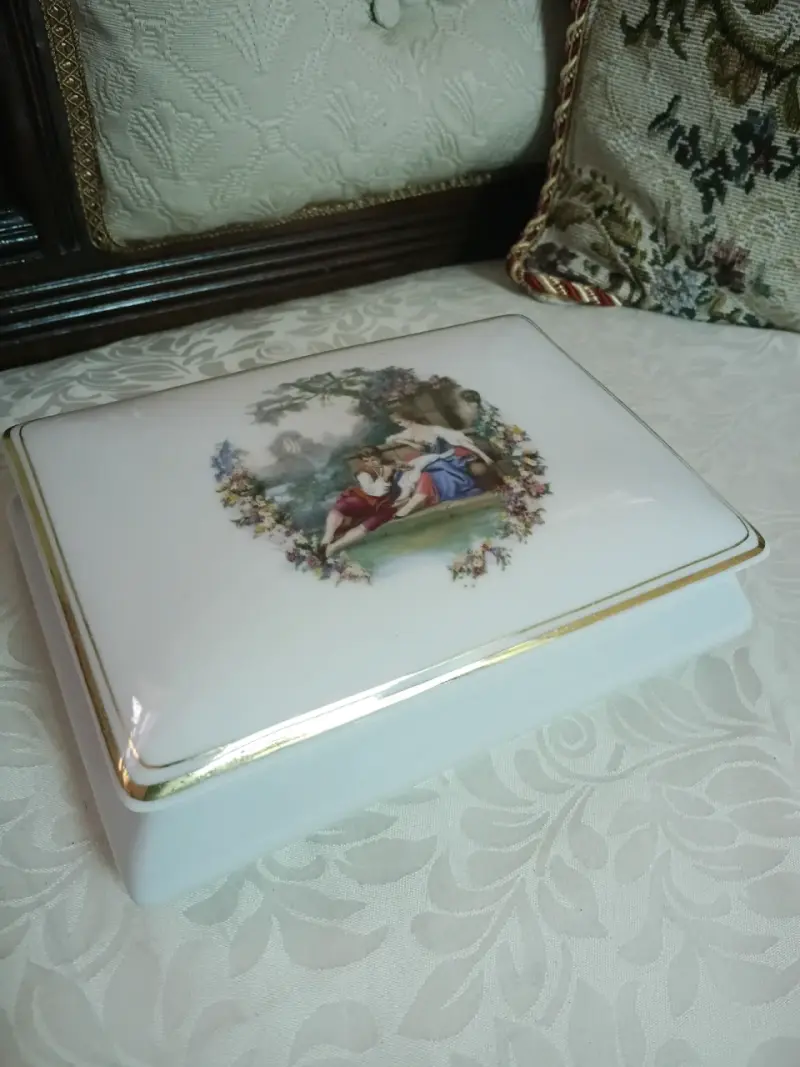 Caja de porcelana decorativa con diseño clásico - 1