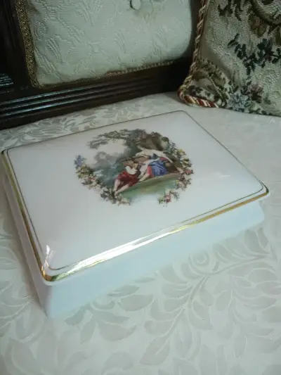 Caja de porcelana decorativa con diseño clásico - miniatura 1