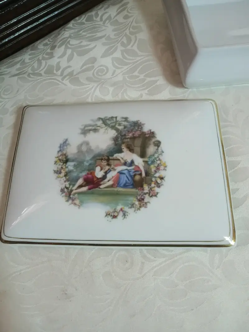 Caja de porcelana decorativa con diseño clásico - 2