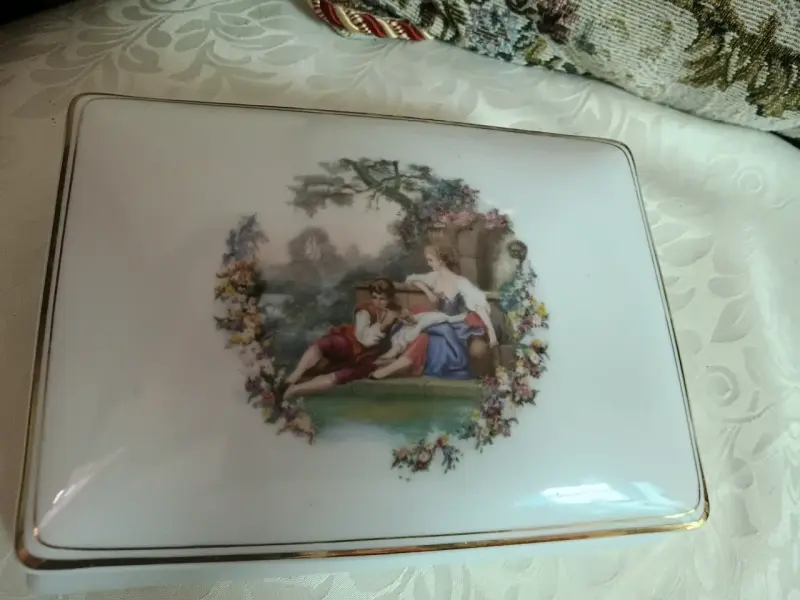 Caja de porcelana decorativa con diseño clásico - 3
