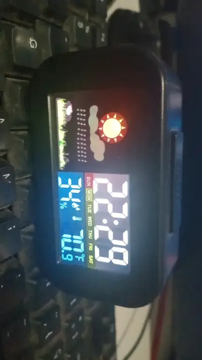 Reloj despertador digital con pantalla LED - miniatura 1