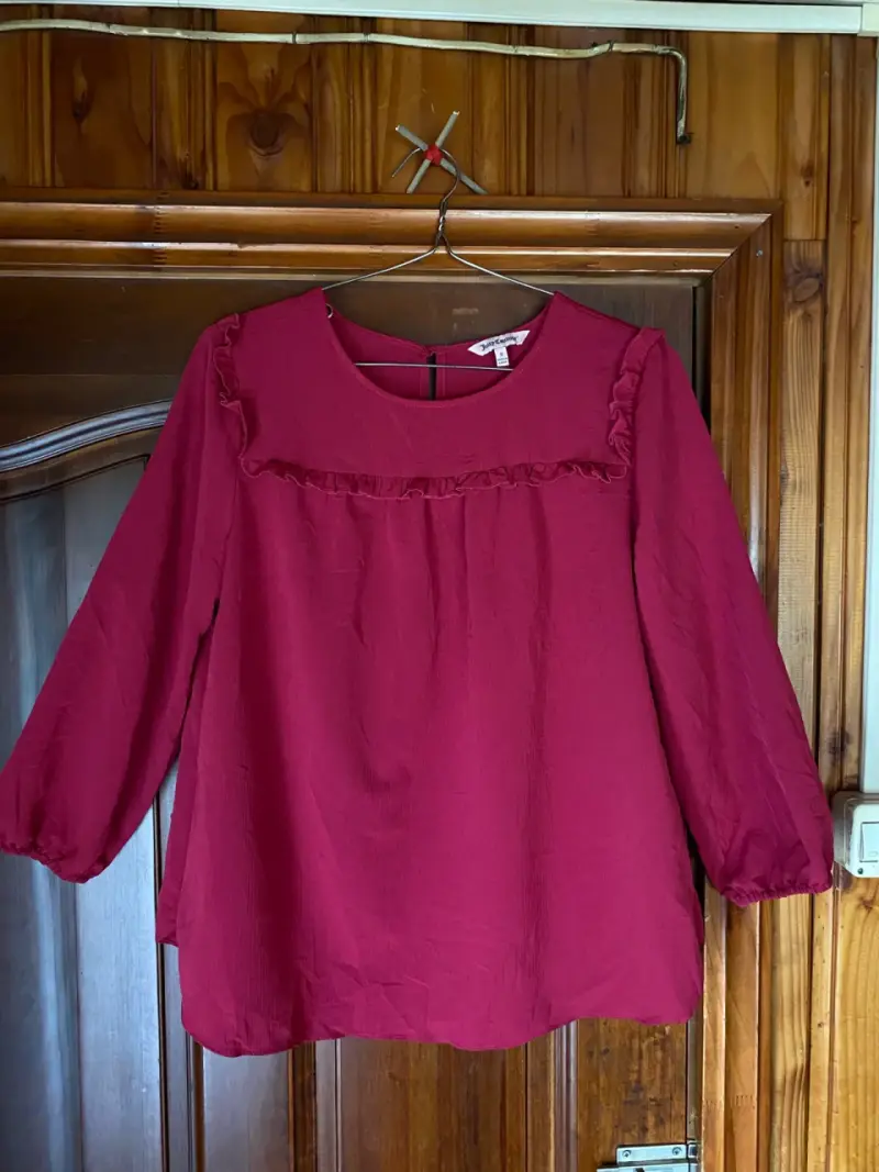 Blusa Juicy Couture color burdeo, talla S - 1