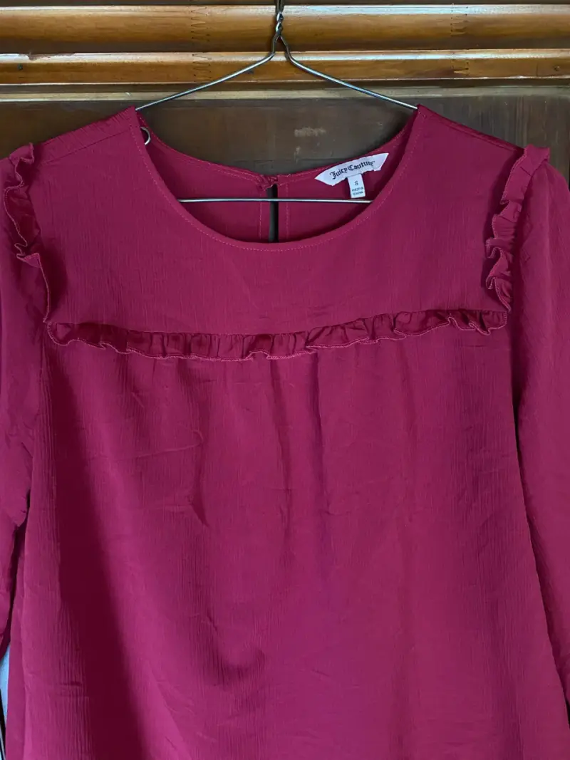 Blusa Juicy Couture color burdeo, talla S - 2